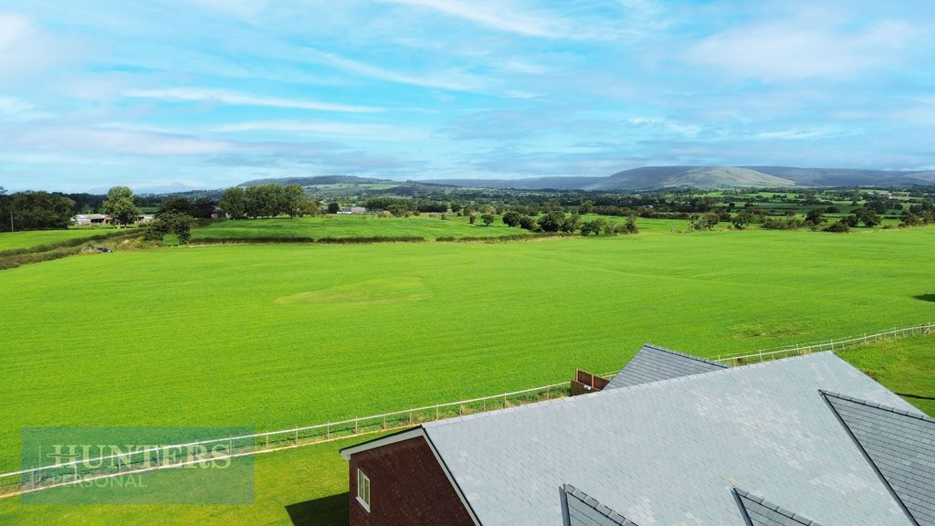 Property photo 3 of 22 View Finshes