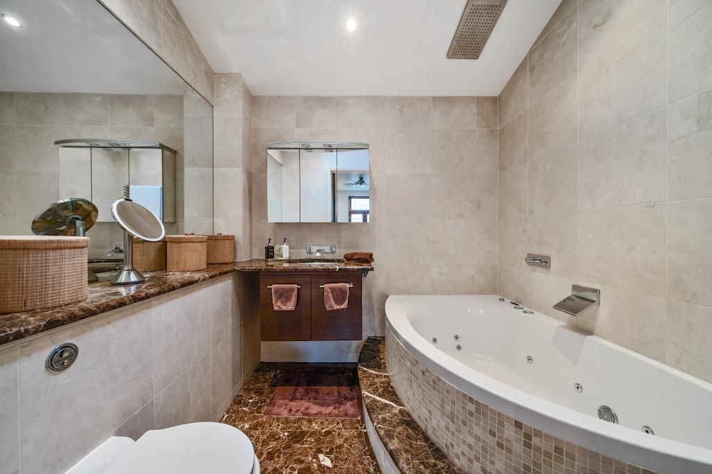 Property photo 2 of 11 Bathroom