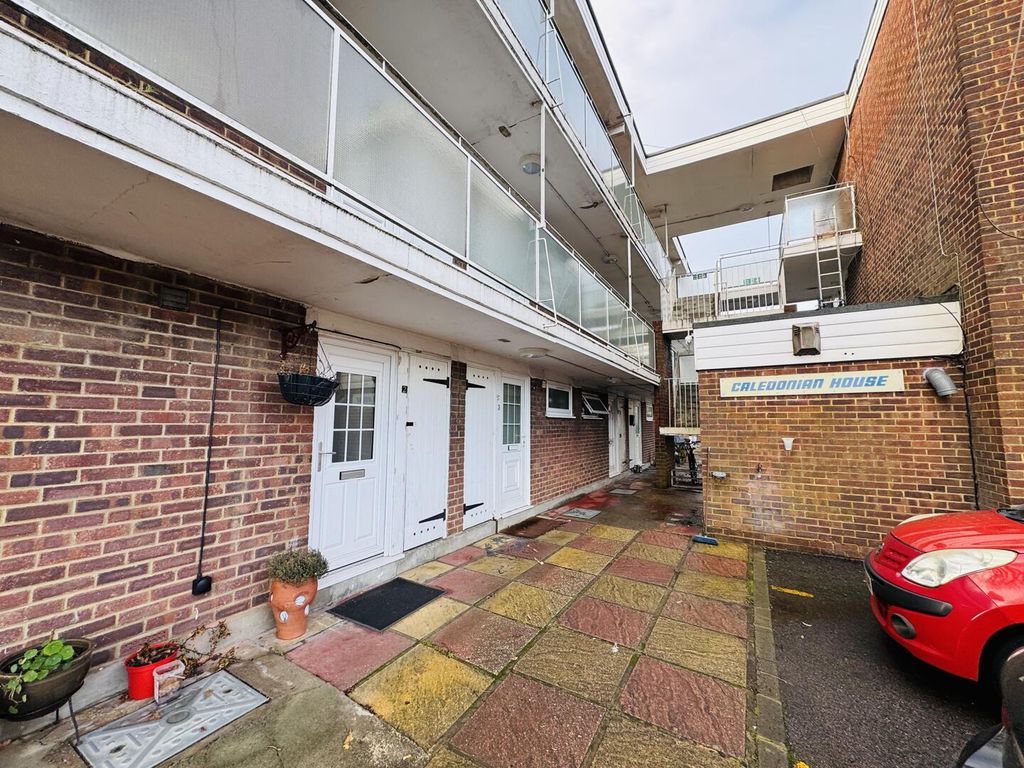 Property photo 2 of 7 Front/Parking