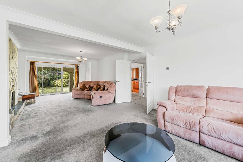 Property photo 2 of 28 74 Kingsway, Staines-Upon-Thames, Tw19 7Qe-46.Jpg