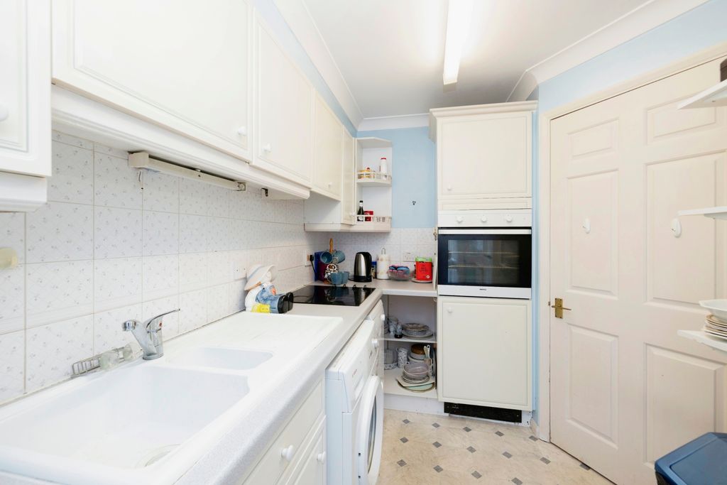 Property photo 3 of 10 Kitchen