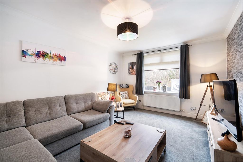 Property photo 3 of 19 Livingroom1.Jpg