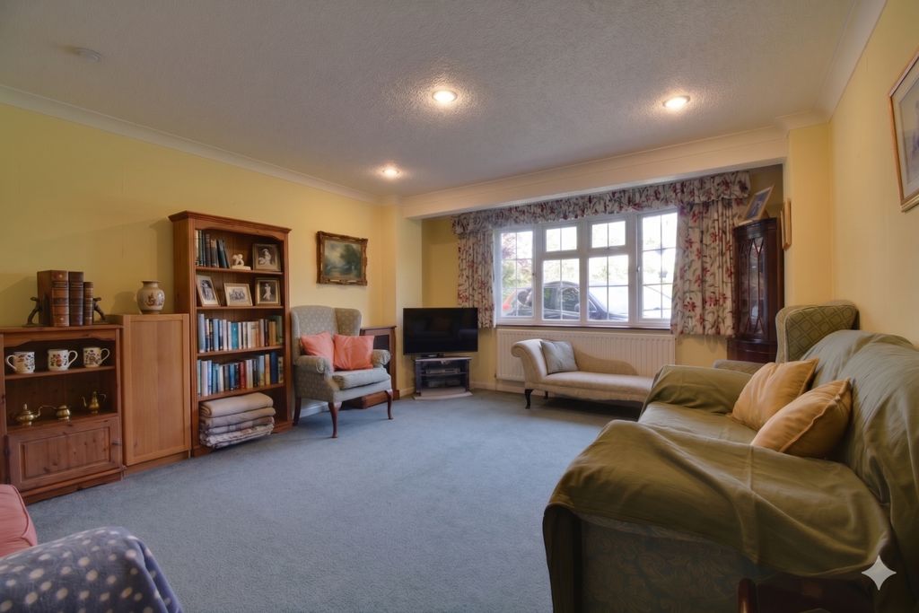 Property photo 3 of 13 Lounge