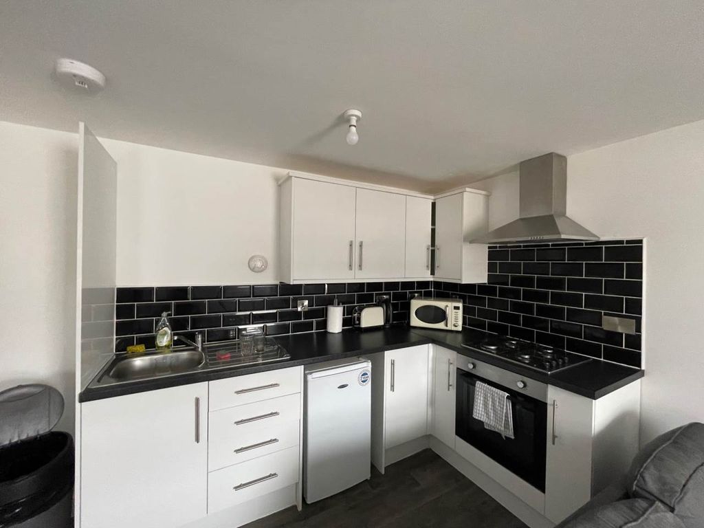 Property photo 3 of 6 St James St 36 Flat 8 Kitchen Area