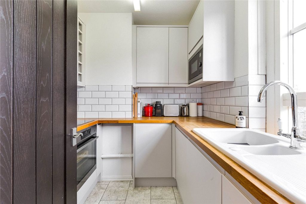 Property photo 2 of 8 Wilmot Street, E2