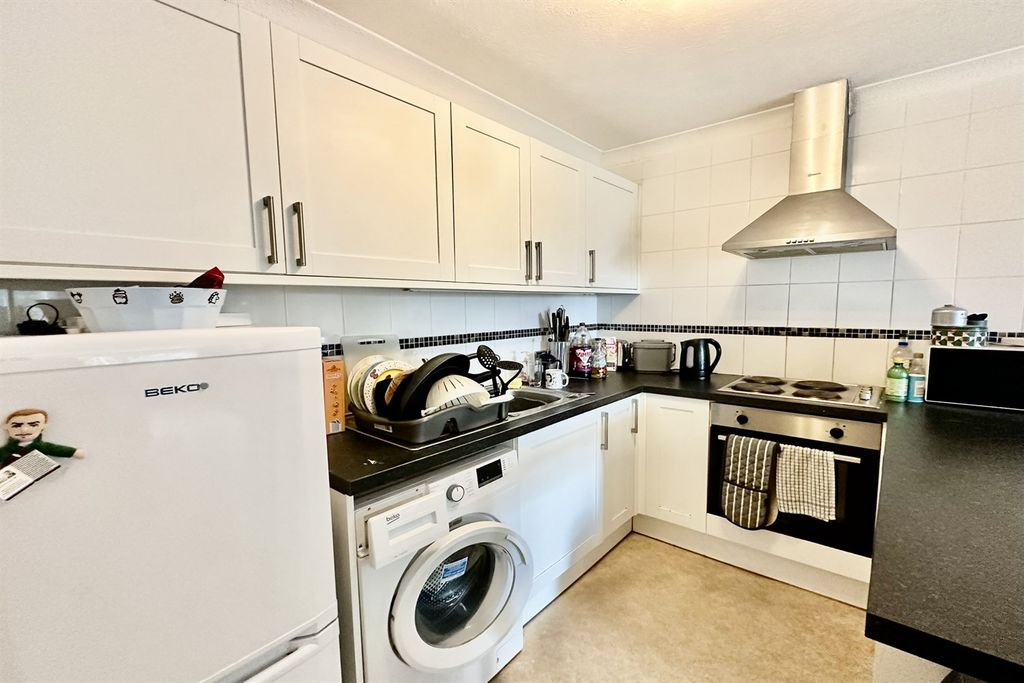 Property photo 2 of 8 Kitchen