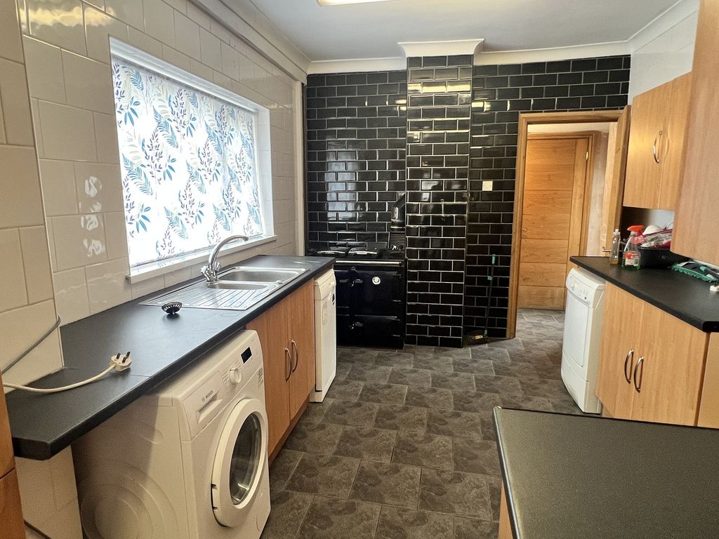 Property photo 3 of 17 Kitchen