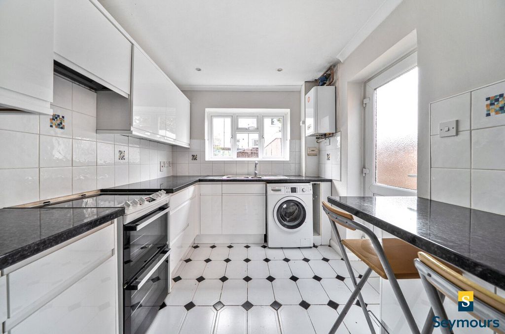 Property photo 3 of 23 Kitchen