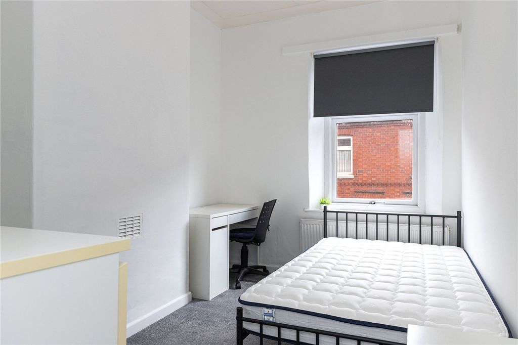 Property photo 1 of 11 Room 4