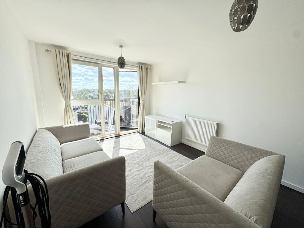 Property photo 1 of 7 2 Bed Flat To Rent Royal Court, London Cr0