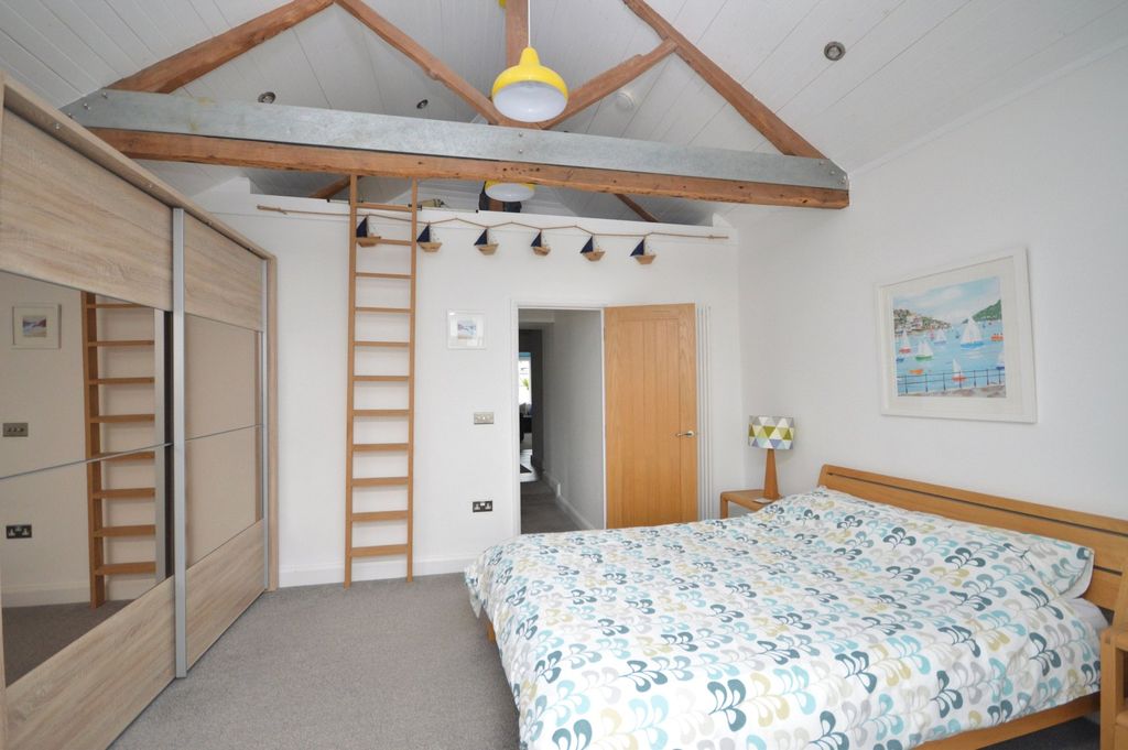 Property photo 2 of 18 Main Bedroom