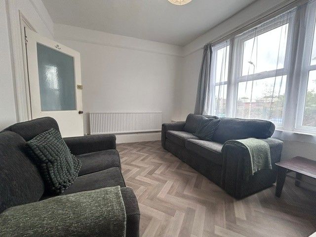 Property photo 3 of 12 Lounge