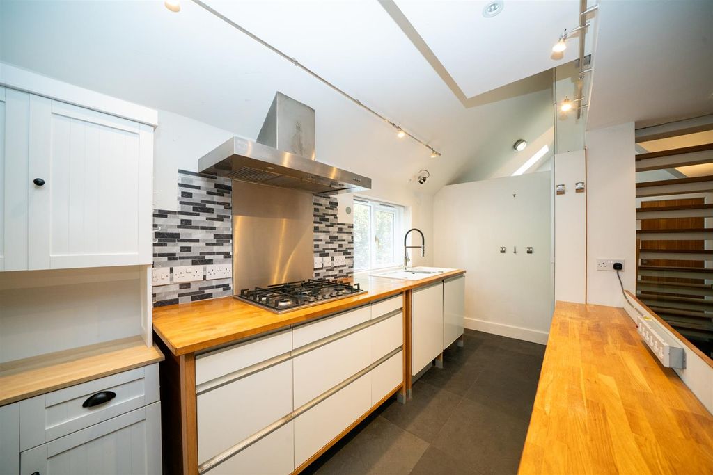 Property photo 3 of 29 Kitchen