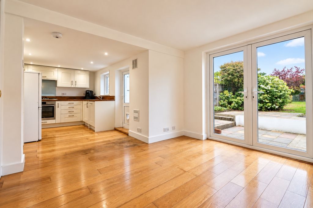 Property photo 2 of 16 Bright Open-Plan Kitchen With Garden Access