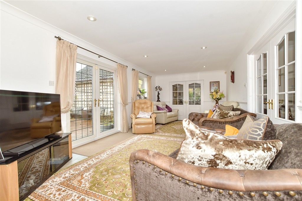 Property photo 3 of 17 Lounge