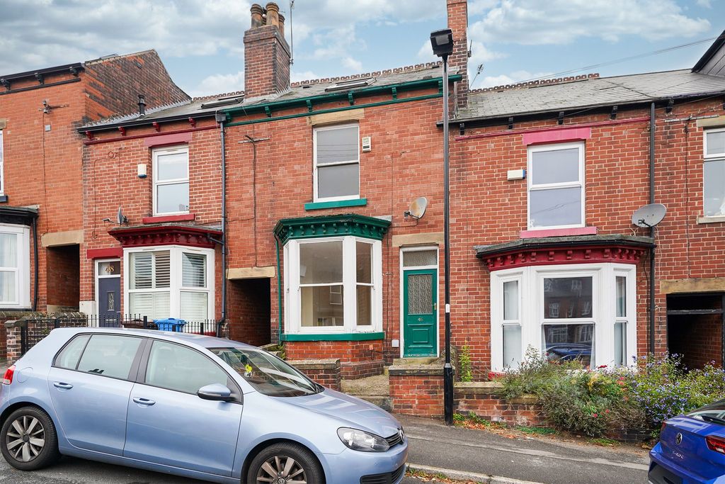 Property photo 2 of 12 Pinner Road