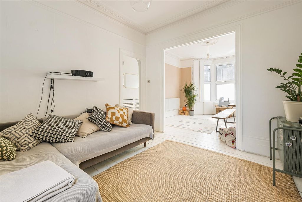 Property photo 3 of 31 Sebert Road, E7