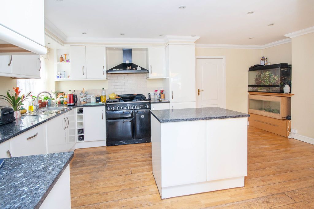 Property photo 3 of 18 Kitchen
