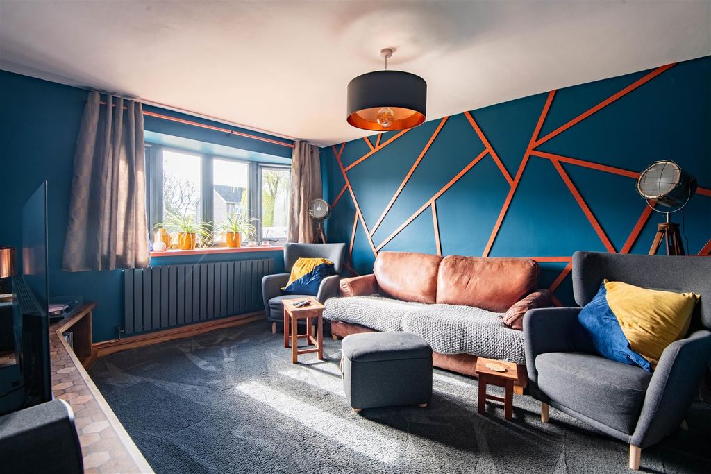 Property photo 2 of 17 Lounge