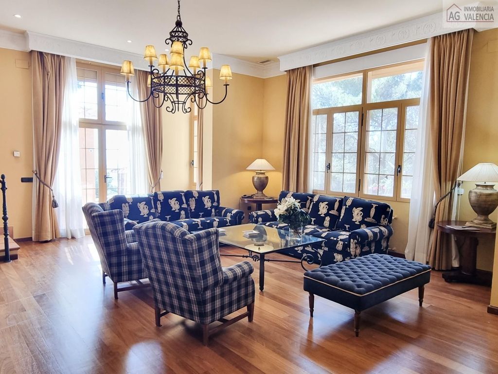 Property photo 2 of 40