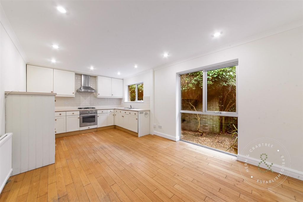 Property photo 3 of 45 Cranmer-House-28.Jpg