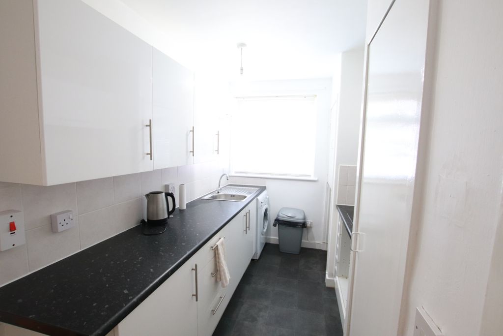 Property photo 3 of 6 Kitchen
