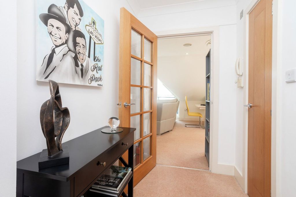 Property photo 2 of 25