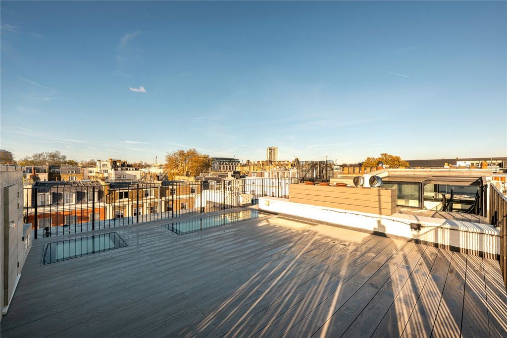 Property photo 1 of 21 Roof Terrace