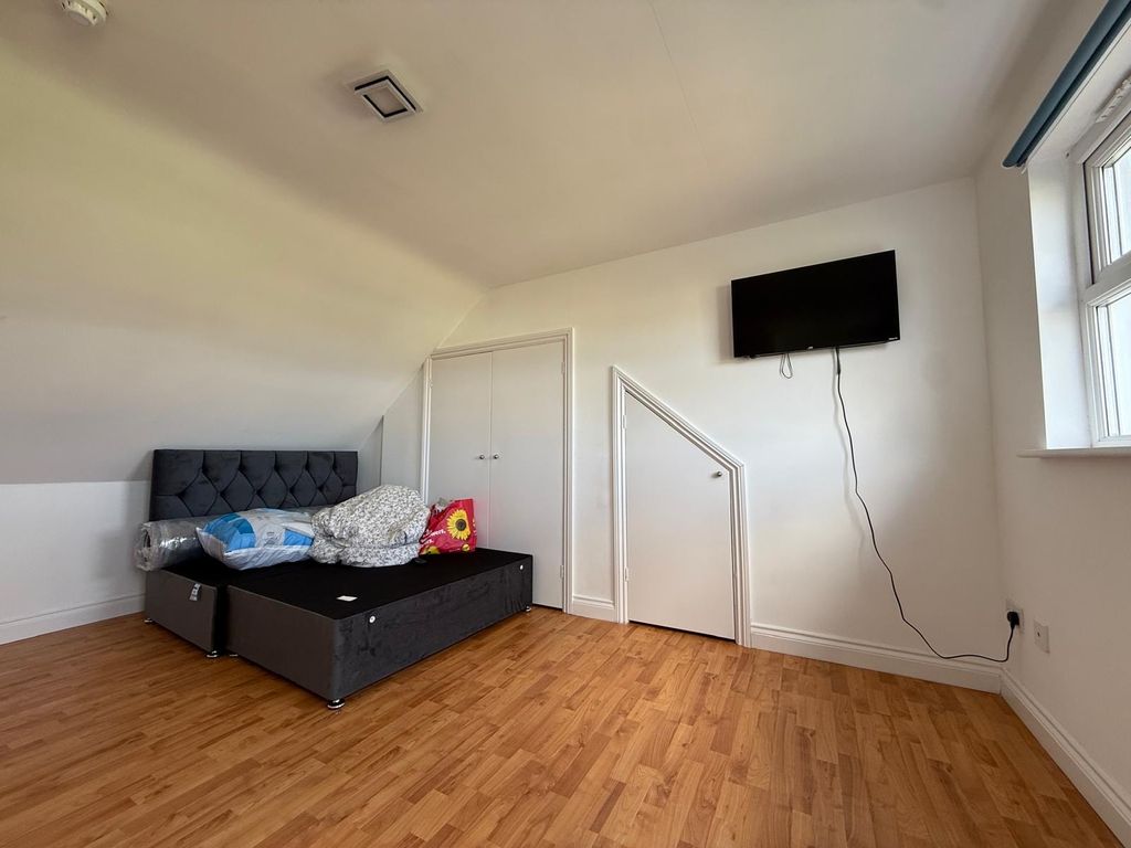 Property photo 2 of 12 Bedroom