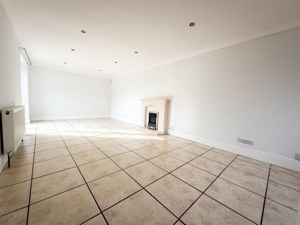 Property photo 3 of 26 Lounge