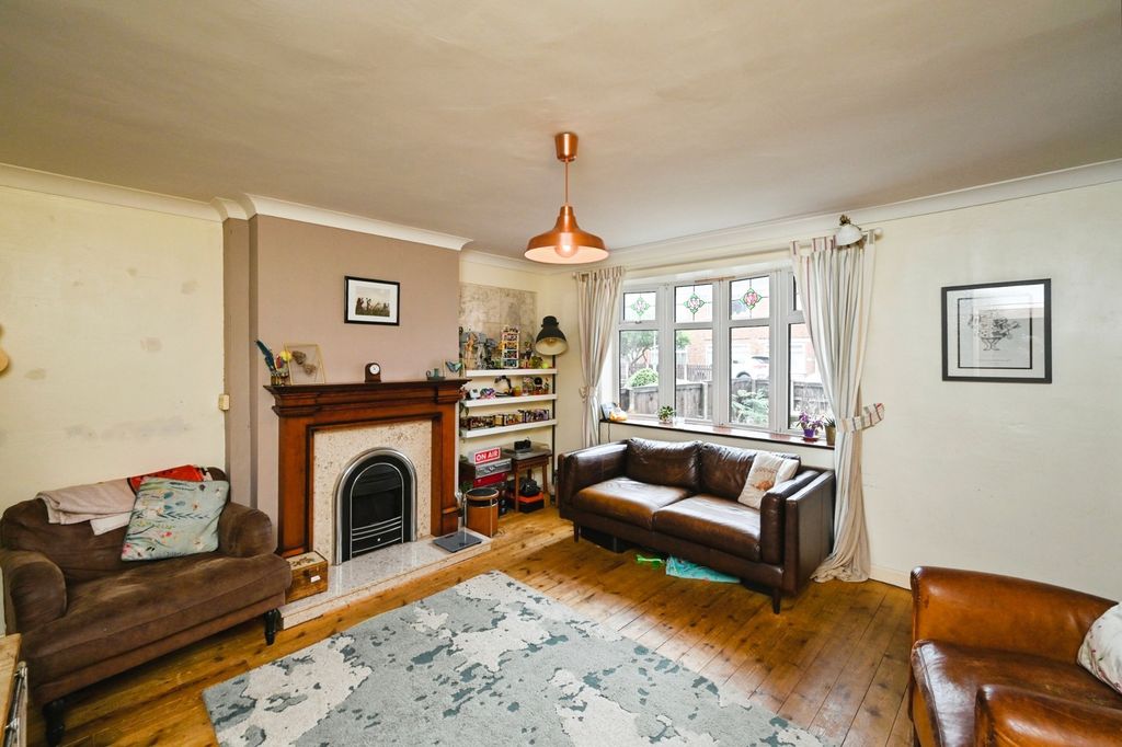 Property photo 3 of 17 Lounge