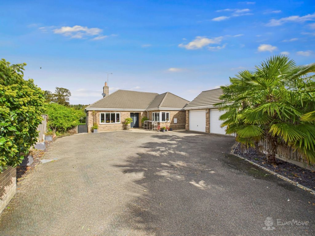 Property photo 1 of 31 Front Of House- Mark Stephens Ewemove Newmarket An