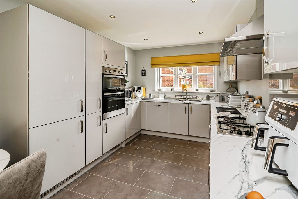 Property photo 3 of 27