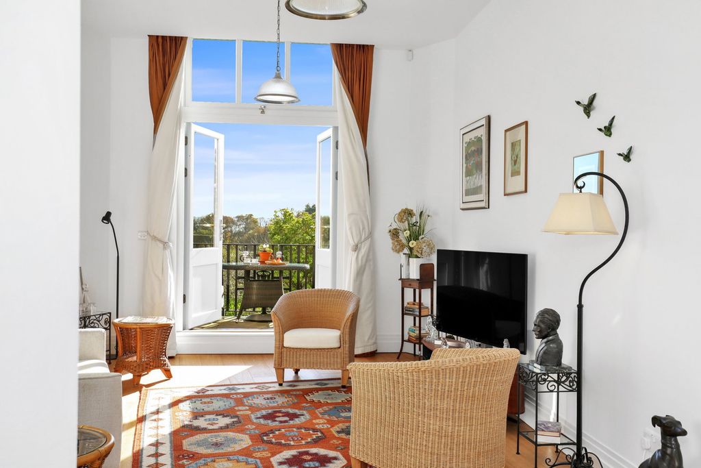 Property photo 1 of 32