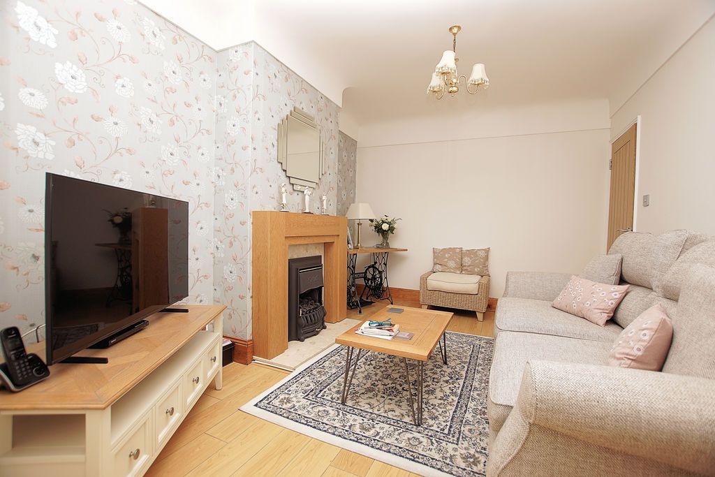 Property photo 3 of 15 Lounge