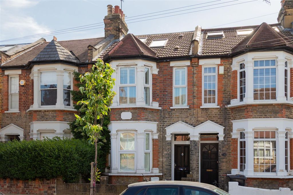 Property photo 1 of 33 Ashford Road, E18
