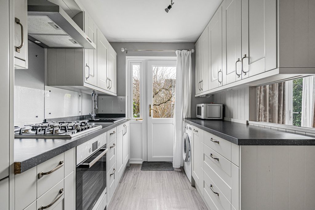 Property photo 3 of 31