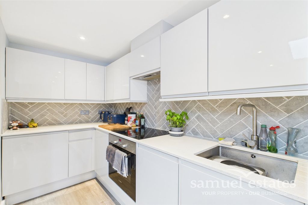 Property photo 3 of 11 Kitchen