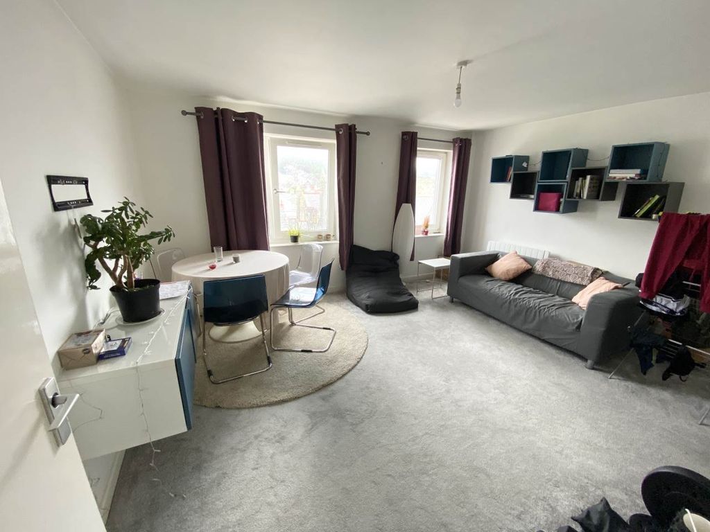 Property photo 3 of 8 Lounge