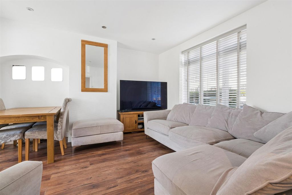 Property photo 2 of 12 46 Winchcombe Road Sm5 1Rb Reception 1.Jpg