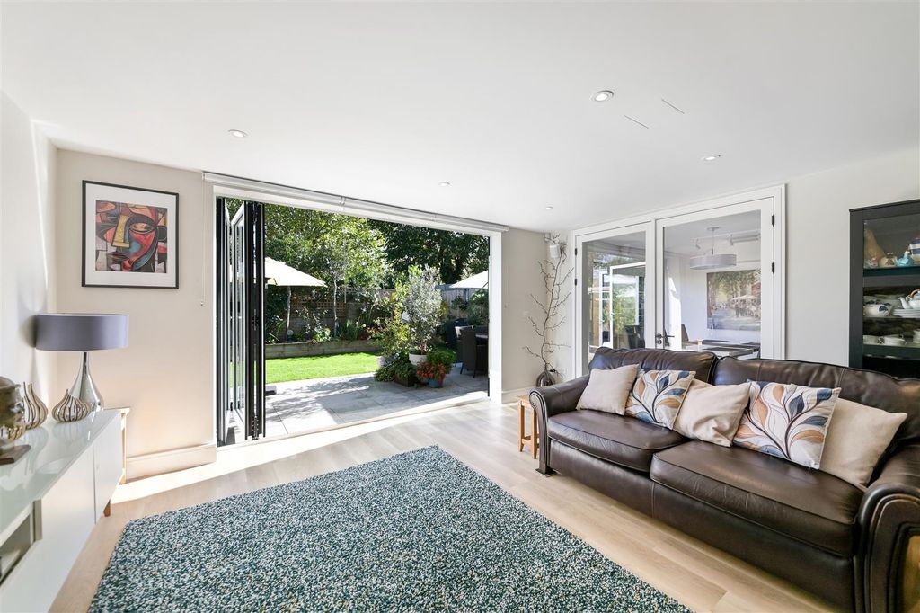 Property photo 2 of 28 Deans Close,18-31.Jpg