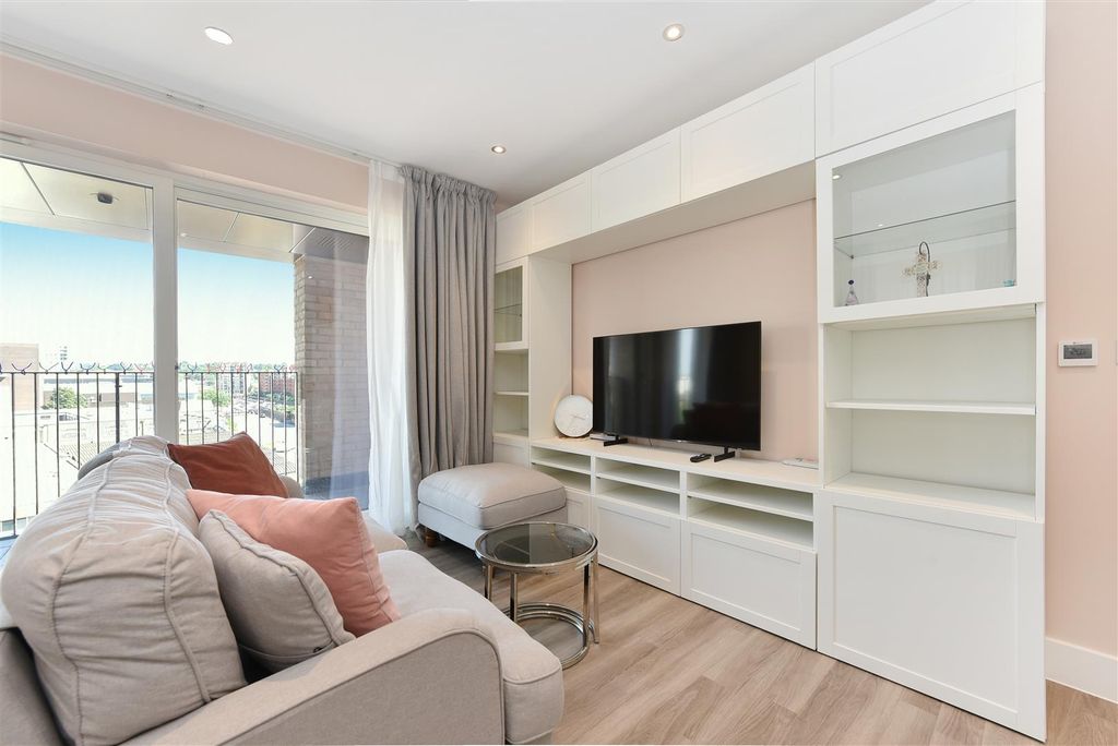 Property photo 1 of 6 35 Citrine House (10).Jpg