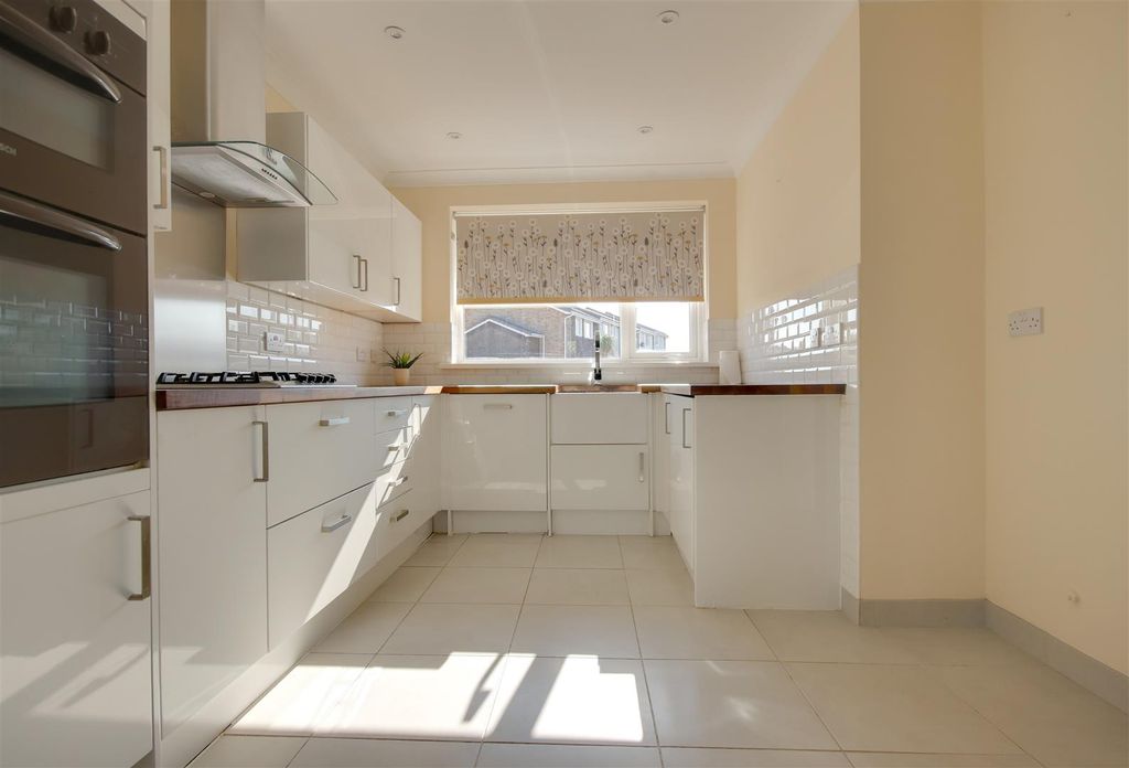 Property photo 2 of 14 Kichen 2.Jpg
