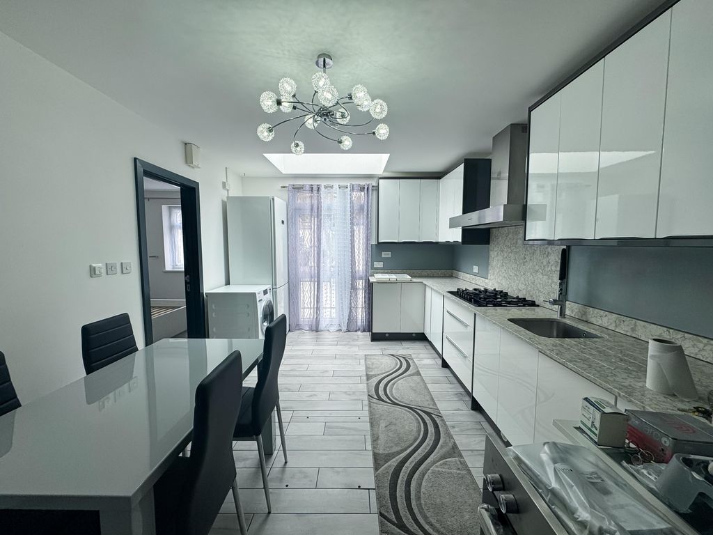 Property photo 1 of 17 Luxury 2-Bedroom House With Two En-Suite Bathrooms In Stratford, E15