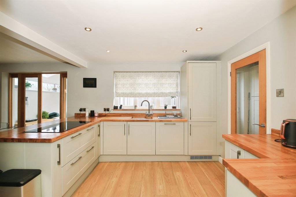 Property photo 2 of 34