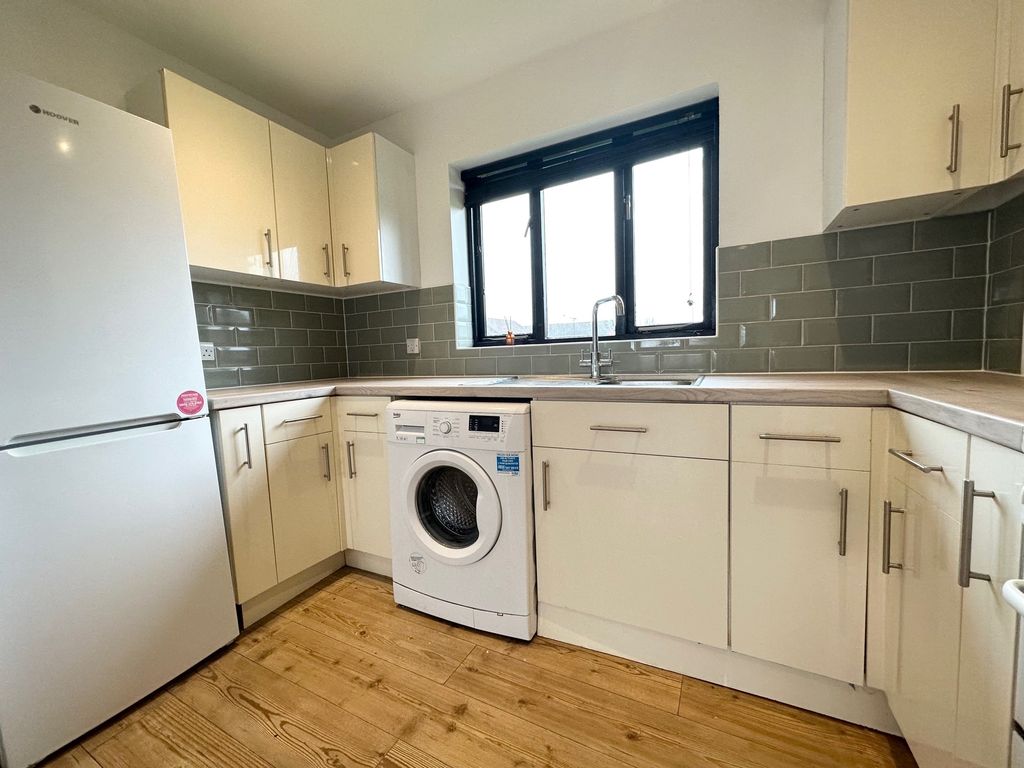 Property photo 3 of 9 Kitchen