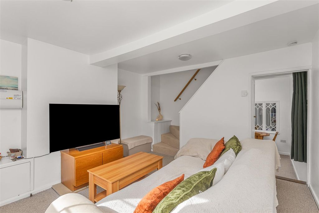 Property photo 2 of 17 116 Broughton Road, Banbury-3.Jpg