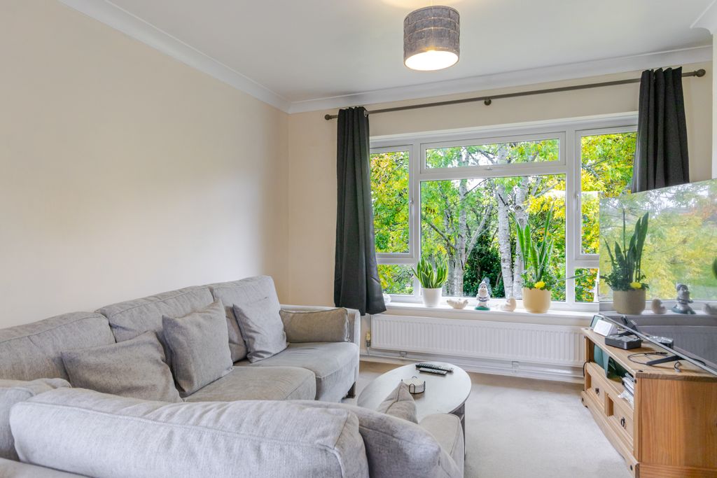 Property photo 3 of 18 Living 3