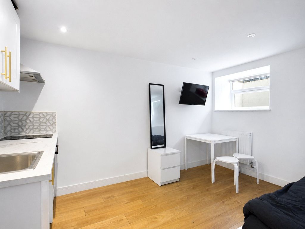 Property photo 2 of 6 Studio