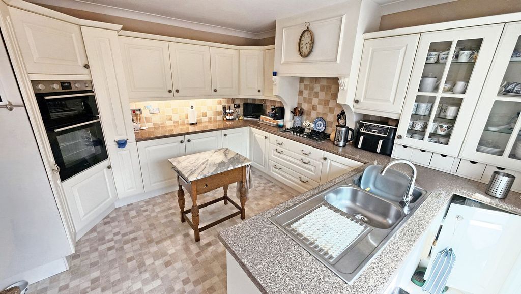 Property photo 3 of 19 Kitchen